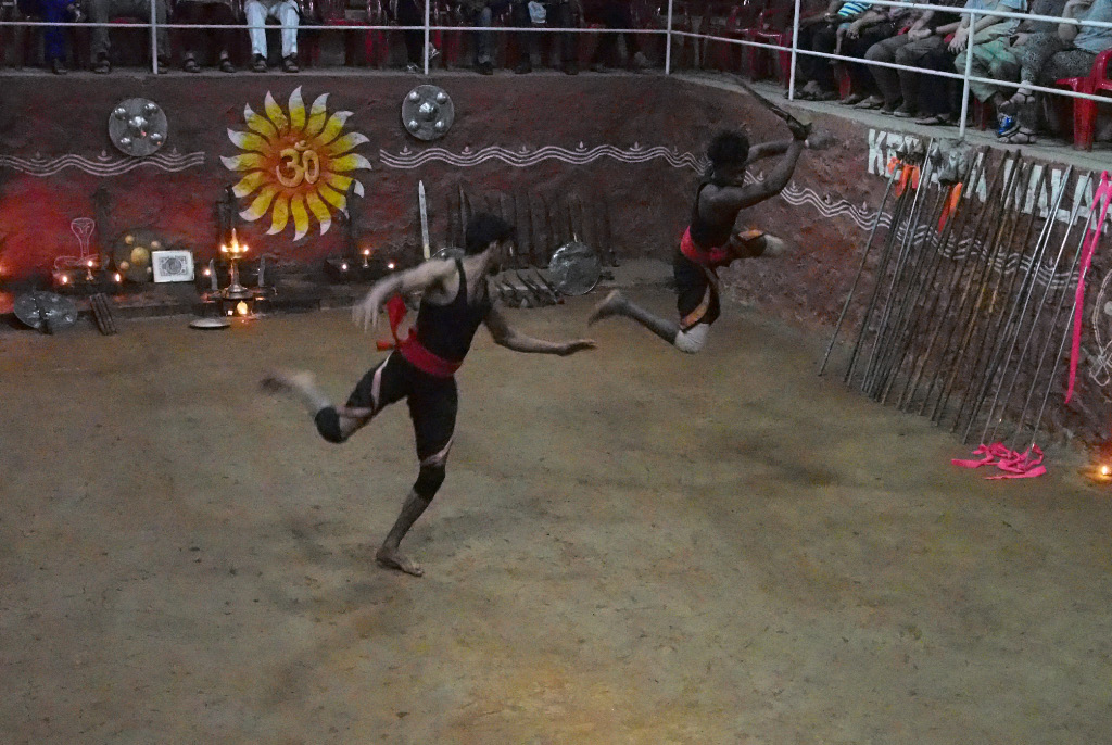 Démonstration de Kalaripayateu au Kerala Démonstration de Kalaripayateu au Kerala